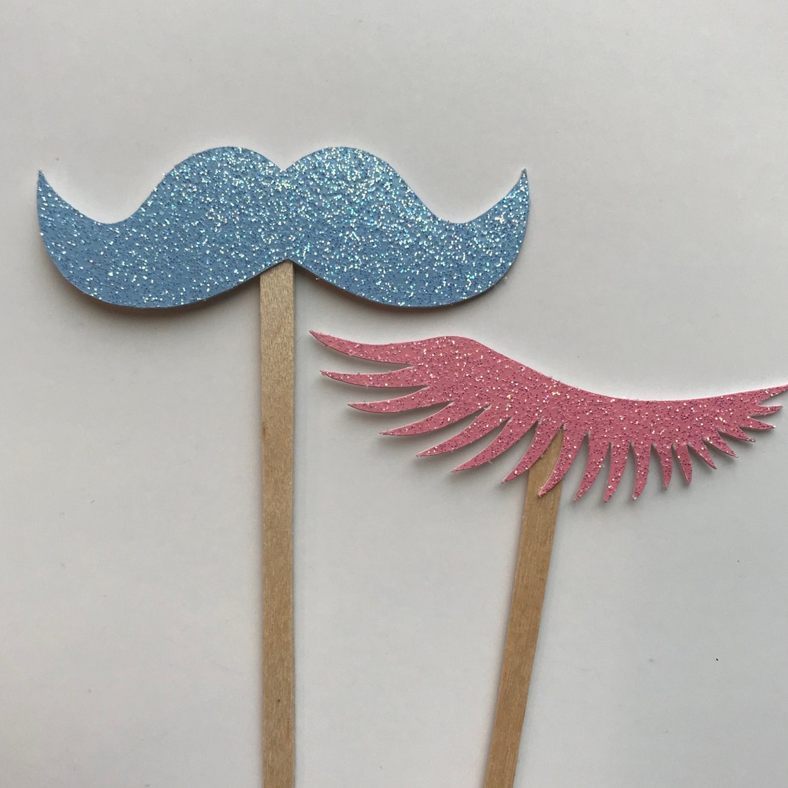 Cupcake-Topper „Staches Or Lashes“ – 24 Stück Für Gender Reveal Party