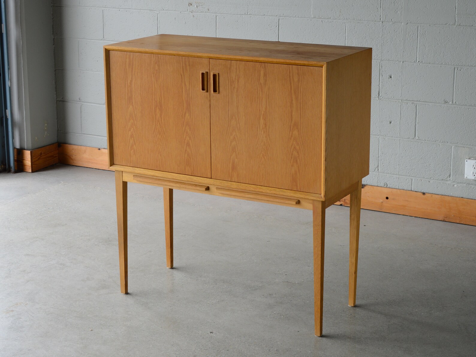 Gabinete danés moderno de bornholm oak bar de mediados de | Etsy