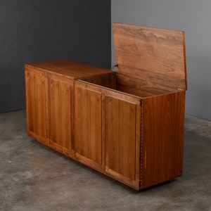 Gabinete de 5,5 pies para tocadiscos y soporte de almacenamiento de discos Credenza Mid Century Modern Walnut