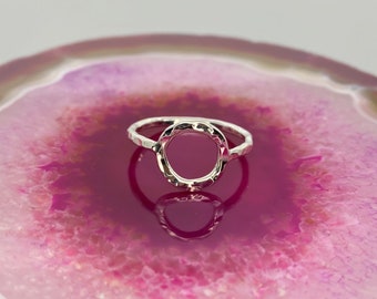 Silver Circle Ring. Dainty Hammered Karma Ring. Geometric Ring. Minimalist Ring. Holiday Gift For Her Mom Girlfriend Wife