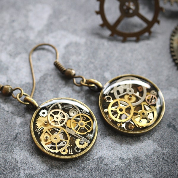Boucles d'oreilles pendantes steampunk, horlogerie, bijoux, pièce de montre, déguisement, petits rouages, engrenages, horloge cyberpunk, Royaume-Uni, résine écologique