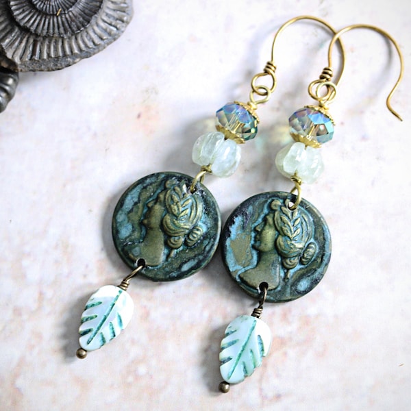 Boucles d'oreilles déesse grecque Daphné camée Laiton coulé en métal Fluorite nacre Feuilles de laurier