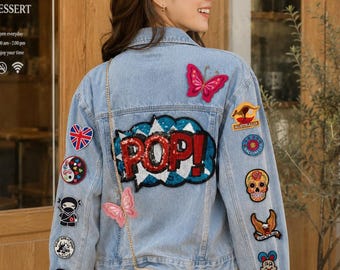 Gerecyclede vintage spijkerjas met patches | Herwerkte patchwork damesjas maat M (digitale achtergrond)
