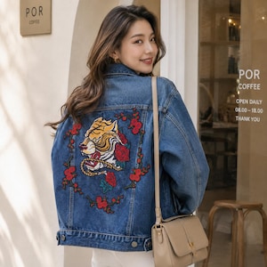 Chaqueta vaquera vintage reciclada: parches bordados de tigre, unicornio y Betty Boop, talla L unisex.