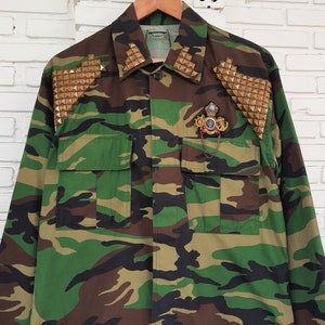 Hand-Studded Camo Jacket: Reworked Vintage Military Style - Unisex M