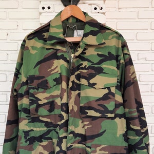 Vintage M-65 Camo Field Jacket Woodland Camo / Vintage Woodland Camouflage M-65 Field Jacket Size XL Unisex