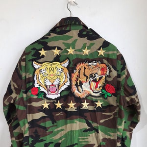 Giacca mimetica Tiger Roar Reworked – Giacca militare riciclata con toppe ricamate / Unica nel suo genere, taglia L Regular