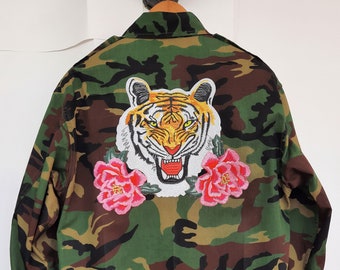 Tiger and Flower Camo Jacket / Upcycled Camo Jacket with Patches / Reworked Vintage Military Camouflage Jacket with Patches Size M