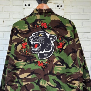 Veste camouflage panthère noire et fleurs/veste camouflage boisée de combat de l&#39;armée britannique recyclée avec écussons homme taille M unisexe