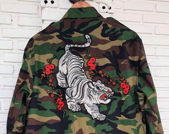 White Tiger and Flower Camo Jacket / Upcycled Camo Jacket with Patches / Reworked Vintage Military Camouflage Jacket with Patches Size L
