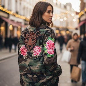 Opgeknapte vintage camouflagejas met luipaard- en bloemenpatches | Geüpcyclede militaire jas, maat XL, unisex