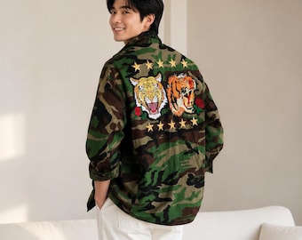 Chaqueta de camuflaje vintage rediseñada: parches de tigre bordados, estilo militar, talla L unisex.
