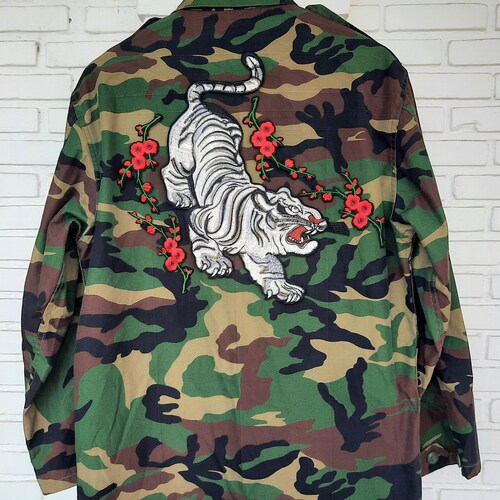 White Tiger and Flower Camo Jacket / shops Upcycled Camo Jacket with Patches / Reworked Vintage Military Camouflage Jacket with Patches Size L
