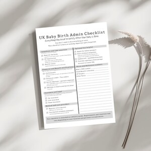 Pode incluir: Uma lista de verificação administrativa britânica para o nascimento do bebê em branco com texto preto. A lista inclui seções para tarefas imediatas e sensíveis ao tempo, notificações financeiras e de benefícios, seguros, questões legais e provedores de cuidados médicos.