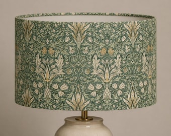 Pantalla de lámpara de tela con diseño de cabeza de serpiente de Morris & Co., disponible en varios colores.