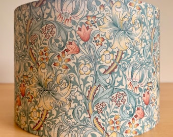 Pantalla de lámpara de tela Golden Lily de Morris & Co., en color turmalina.