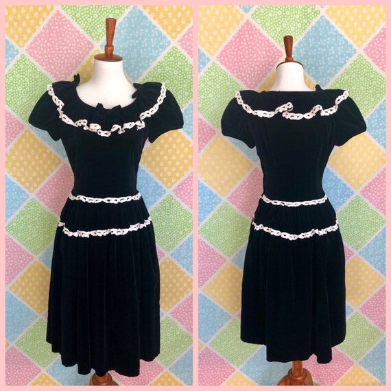 Vintage 40s black velvet lace trimmed princess sle