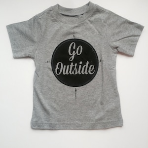 Le T-shirt Mini Souls 'Go Outside' ou One-Piece