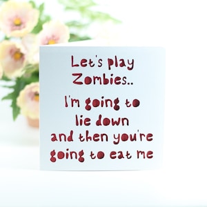 Jouons aux zombies, je vais m'allonger et tu vas me manger drôle, carte pour lui, anniversaire de petit ami mari, carte sarcastique