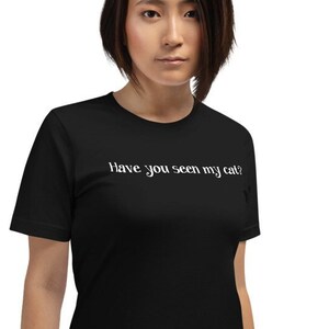 Pode incluir: Uma camiseta preta com texto branco que diz "Voc&ecirc; viu meu gato?"