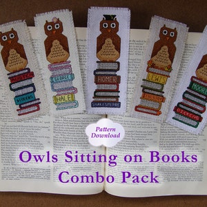 Pode incluir: Cinco padrões de marcador de ponto cruz com corujas sentadas em pilhas de livros com os nomes dos autores nos livros. Os padrões de marcador são intitulados "Owls Sitting on Books Combo Pack" e "Pattern Download".