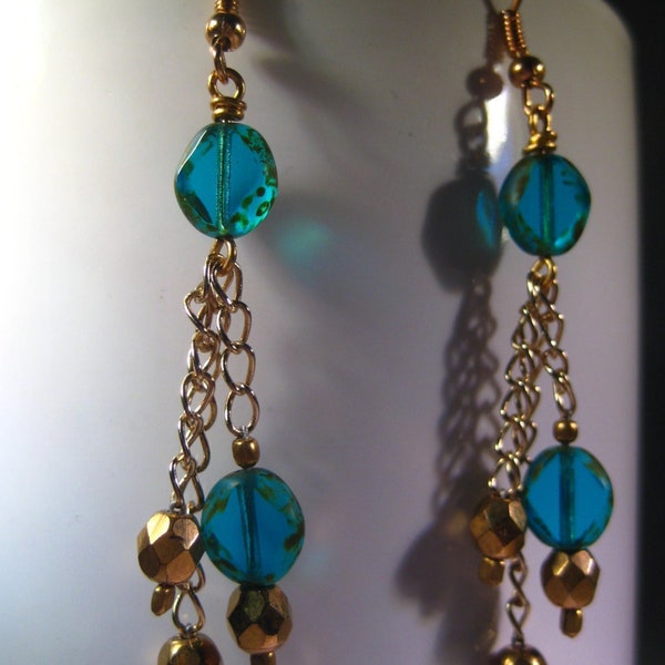 Boucles d’oreilles 'Bohemia Turquoise' faites à la main en aluminium doré et perles de verre turquoise, magnifiques perles de cristal tchèques montées avec de l'aluminium doré