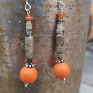 Orecchini Etnici in Legno Arancione, Carta Riciclata, Argento 925 e Corniola, Orecchini Colorati Fatti a Mano con Materiali Misti