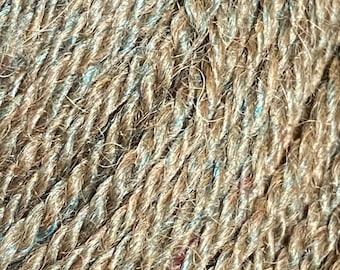 Könnte beinhalten: Nahaufnahme eines braunen und blauen Garns mit einer flauschigen Textur.