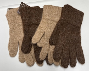 Könnte beinhalten: Vier Paar gestrickte Handschuhe in Braun- und Beigetönen. Die Handschuhe sind aus einem weichen, strukturierten Material mit geripptem Bündchen gefertigt. Die Handschuhe sind auf Wärme und Komfort ausgelegt.