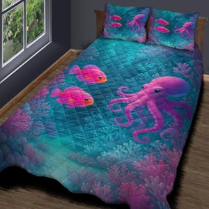 Puede incluir: Una colcha acolchada y dos fundas de almohada con un diseño submarino. El diseño presenta un pulpo rosa, corales y peces coloridos sobre un fondo turquesa. El juego de cama está sobre una estructura de cama de madera.