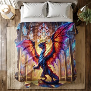 Puede incluir: Una funda nórdica colorida con un dragón azul y rojo con las alas extendidas. El dragón está de pie frente a una ventana de vidriera con un fondo dorado.