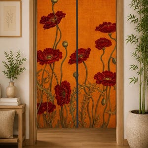 Könnte beinhalten: Dekorativer Türvorhang mit leuchtend orangefarbenem Hintergrund und einem floralen Design aus roten Mohnblumen. Die Mohnblumen haben detaillierte Blütenblätter und sind vor einem Hintergrund aus stilisierten Stielen und Blättern angeordnet. Der Vorhang wird von einer Holztür umrahmt.
