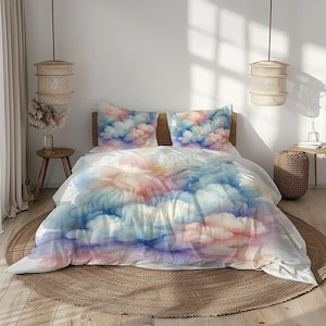 Può includere: Un copripiumino bianco con un design ad acquerello di nuvole rosa, blu e viola. Il copripiumino è su un letto con due federe abbinate.
