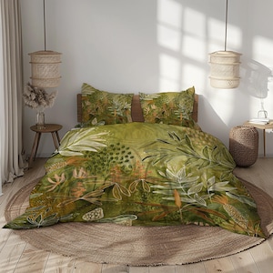 Puede incluir: Un juego de funda nórdica verde y oliva con un diseño botánico. El juego incluye una funda nórdica y dos fundas de almohada. El patrón presenta hojas, flores y formas abstractas. La ropa de cama se exhibe en una cama con cabecero de madera.