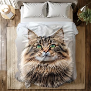 Puede incluir: Primer plano de un gato marrón y tostado con ojos verdes. El gato está mirando directamente a la cámara. El gato está sobre un fondo blanco.