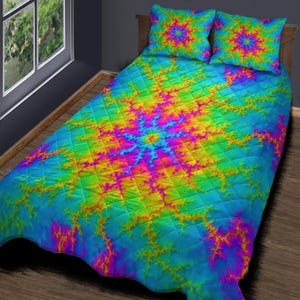 Może przedstawiać: Kolorowa kołdra w stylu tie-dye z wzorem w kolorze niebieskim, zielonym, żółtym, różowym i fioletowym. Kołdra jest pikowana w romby i ma miękki, komfortowy charakter.