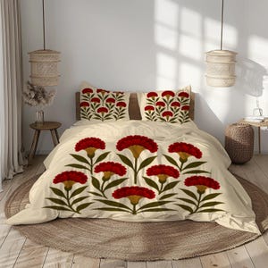 Peut inclure: Ensemble de literie crème avec un motif floral. L'ensemble comprend de grandes fleurs rouges, des feuilles vertes et des centres jaunes. Comprend une housse de couette et deux taies d'oreiller assorties. Le motif floral est répété sur les taies et la housse.