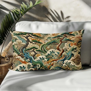以下が含まれることがあります： 緑、青、金、茶色の色合いでスタイリッシュな波と松の木が描かれた、日本のデザインが施された装飾的な枕です。