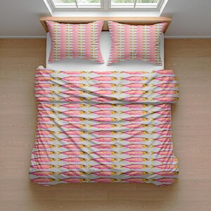 Set copripiumino con motivo a pesci rosa, gialli e grigi, biancheria da letto a tema marino, copripiumino con motivo ripetuto color corallo e oro, arredamento moderno per la camera da letto.