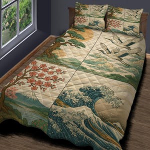 Può includere: Set di copriletto e cuscini trapuntati con arte di ispirazione giapponese. Il design include immagini di fiori di ciliegio, una montagna, una grande onda, gru e un albero stilizzato. La tavolozza dei colori include tonalità beige, blu, verde e arancione.