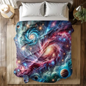 Op de afbeelding: Een kleurrijk dekbedovertrek met een galaxie-thema met draaiende nevels, sterren en planeten in tinten blauw, paars, rood en oranje.