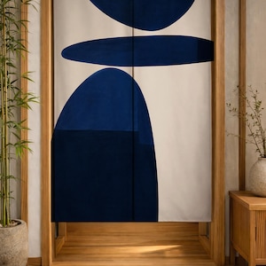 Peut inclure: Une œuvre d'art abstraite bleu marine et crème est suspendue dans une porte en bois. Le design présente trois grandes formes organiques bleu marine sur un fond crème. L'encadrement de la porte est en bois clair et le sol est recouvert d'un tapis tissé.