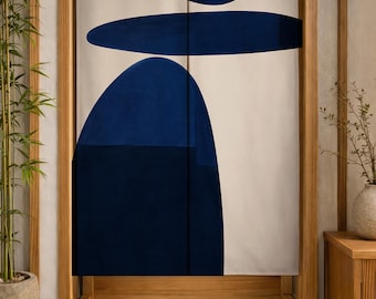 Puede incluir: Una obra de arte abstracta en azul marino y crema cuelga en una puerta de madera. El diseño presenta tres grandes formas orgánicas en azul marino sobre un fondo crema. El marco de la puerta es de madera clara y el suelo tiene una estera tejida.
