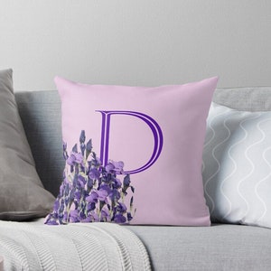 Lavender Bliss 'D' monogram kussensloop, paarse bloemen kussenhoes, elegant custom sierkussen, uniek gepersonaliseerd interieur