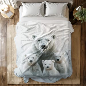 Könnte beinhalten: Weiße Polarbär-Familien-Decke mit einer Mutter und drei Jungen. Die Decke ist weiß und hat eine weiche, flauschige Textur.