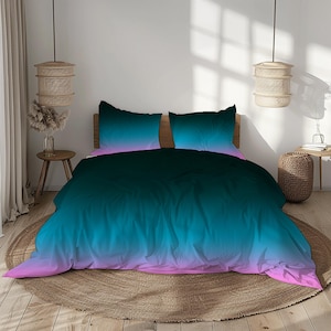Peut inclure: Ensemble de literie dégradé de bleu sarcelle à rose. L'ensemble comprend une housse de couette et deux taies d'oreiller. Le lit est posé sur un tapis rond en osier, avec une tête de lit en bois. Décoration de style bohème.