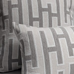 ベージュの「H」柄枕カバー：モダンなコットン製クッション