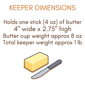 Puede incluir: Un gr&aacute;fico informativo titulado KEEPER DIMENSIONS que muestra el texto: Holds one stick (4 oz) of butter, 4" wide x 2.75" high, Butter cup weight approx 8 oz, Total keeper weight approx 1 lb, con una ilustraci&oacute;n de una barra de mantequilla y un cuchillo.