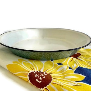 Heavy ENAMELWARE Pie Plate . Blue and White Spatterware . Country Farmhouse Decor