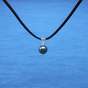 Ras de cou avec perles d&#39;aspect de Tahiti : collier en daim végétalien noir